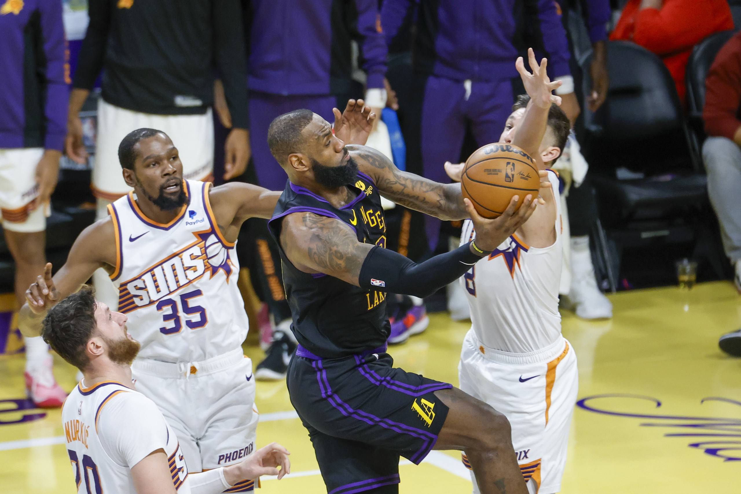 湖人险胜火箭，布克带队取胜