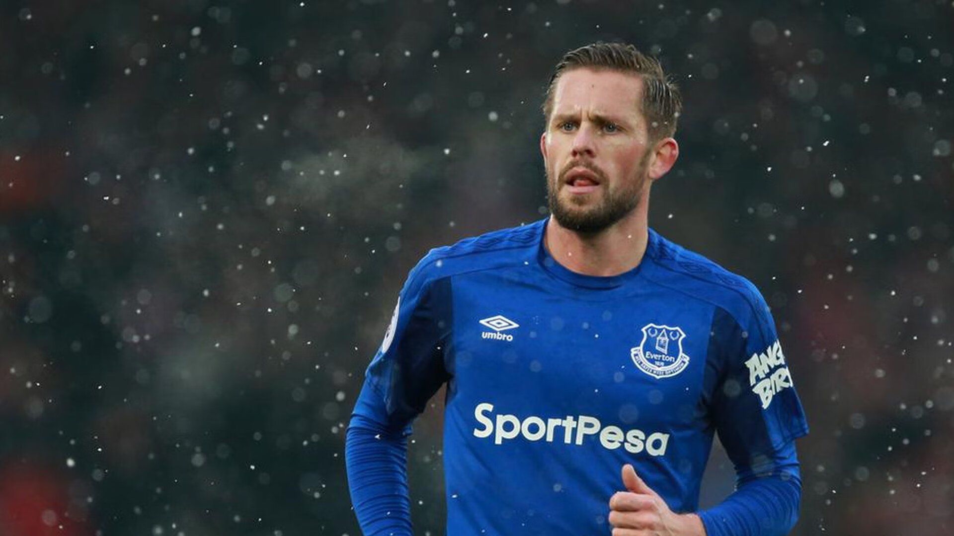 赛道与球场的双重奏,F1街道赛焦点战与雄鹿险胜掘金的夜晚